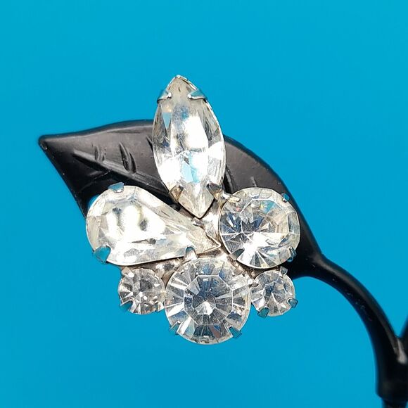 Vintage Weiss Unsigned Clear Rhinestone Cluster Silver Tone Clip On Earrings - Picture 6 of 11